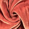 Tissu en velours de viscose et soie rose poudré iridescent